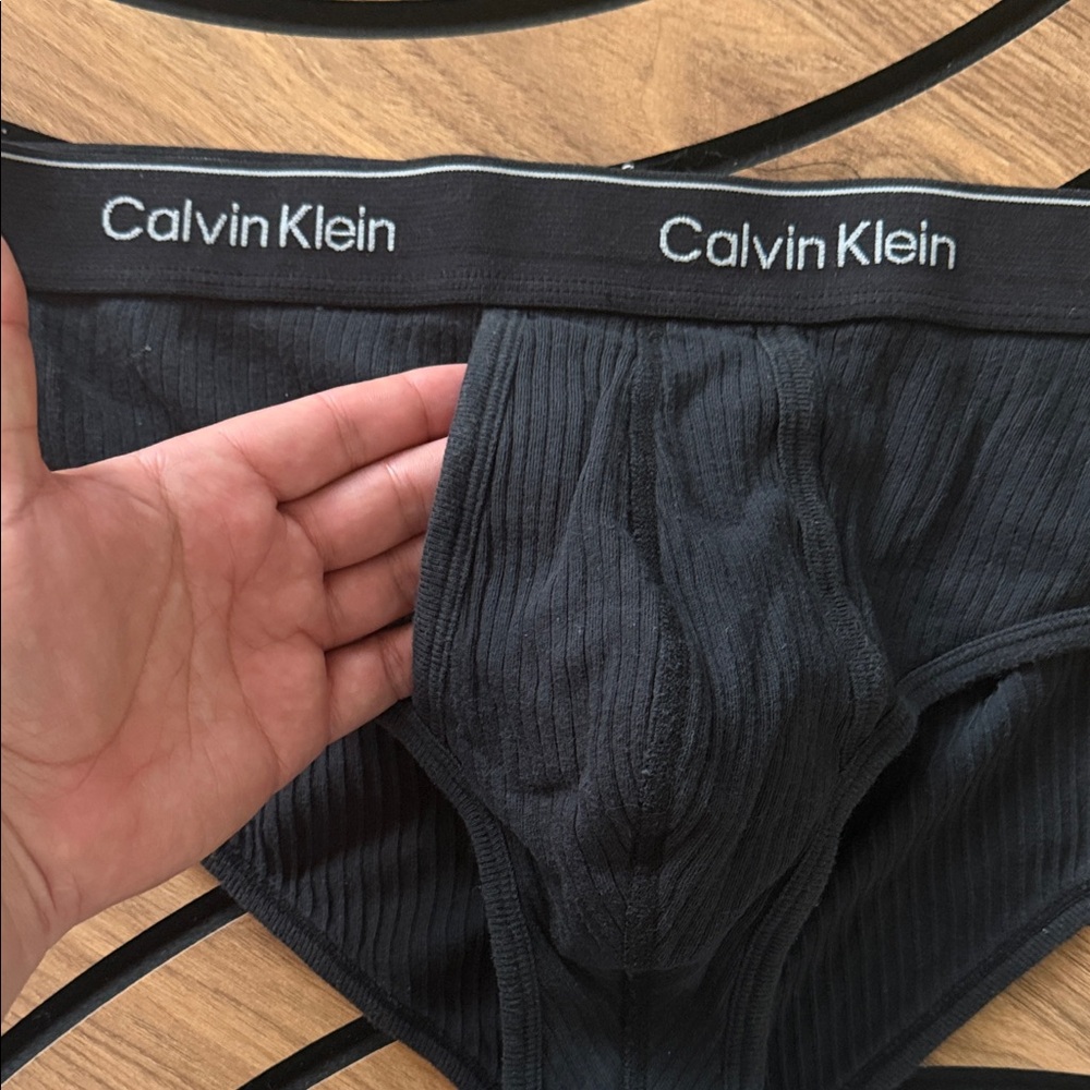 Calvin Klein - Picture 2 of 5